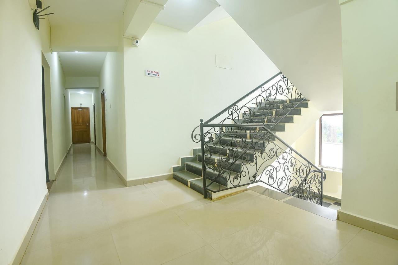 Fabexpress De Classio With Pool - Nr Candolim Beach Hotel Exterior photo